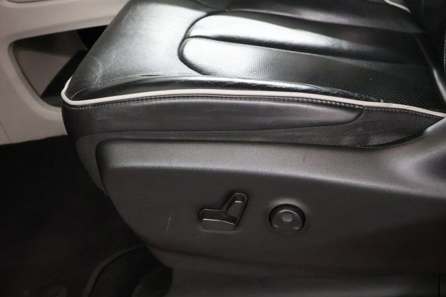 Used 2023 Chrysler Pacifica Limited FWD image 12