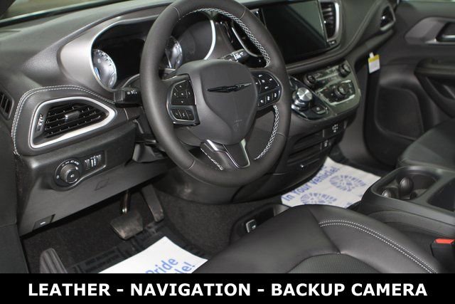 New 2026 Chrysler Pacifica Select image 15