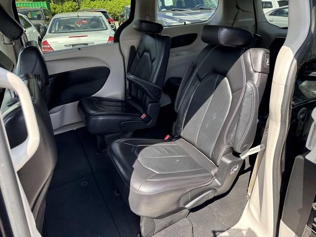 Used 2022 Chrysler Pacifica Touring-L image 16
