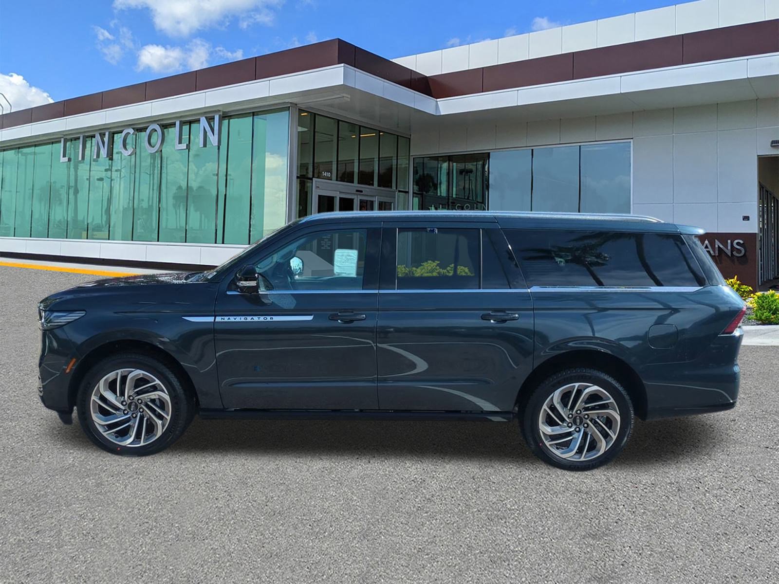 New 2025 Lincoln Navigator L Reserve image 7