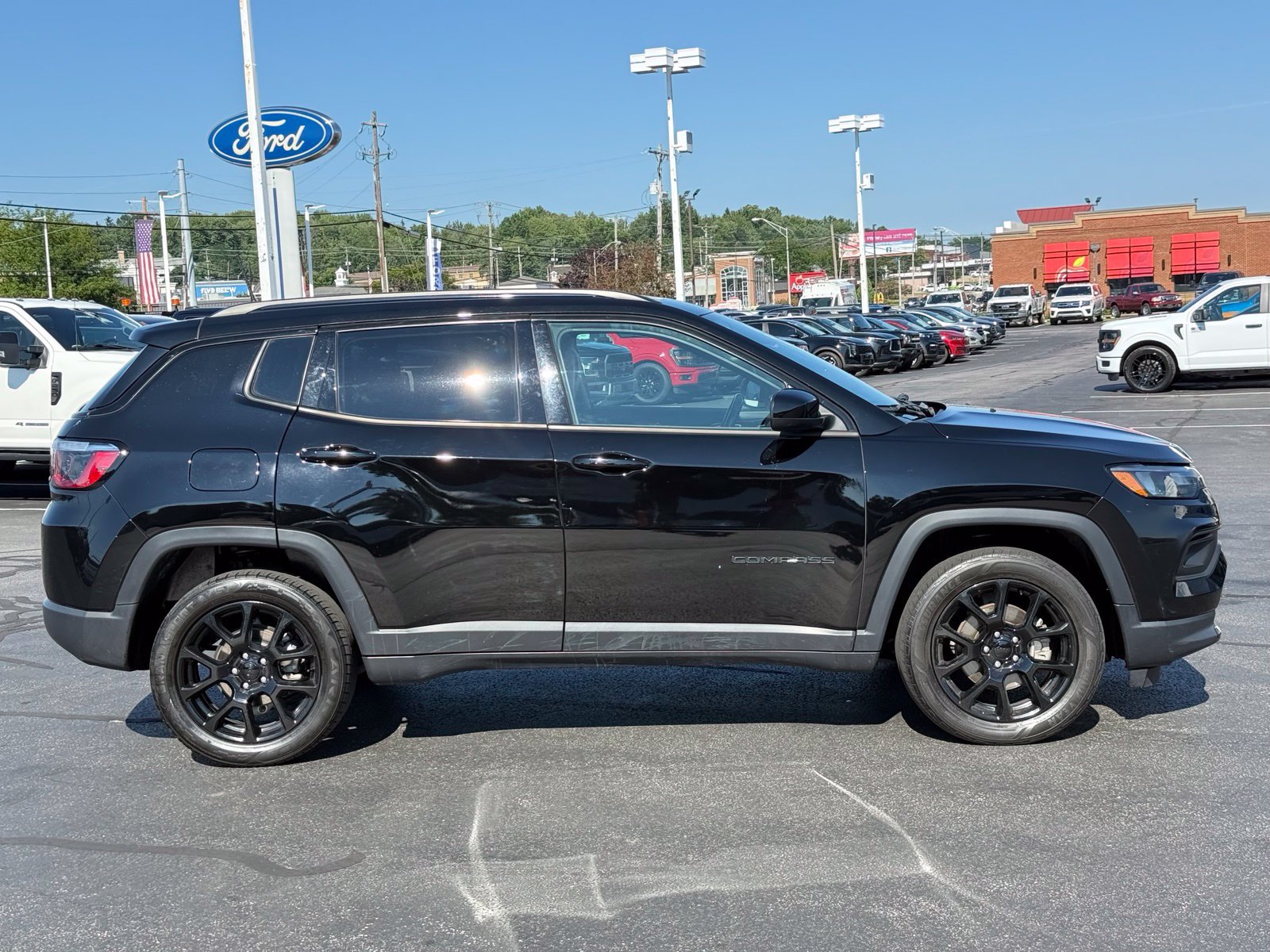 Used 2022 Jeep Compass Latitude w/ Convenience Group AWD/4WD image 3