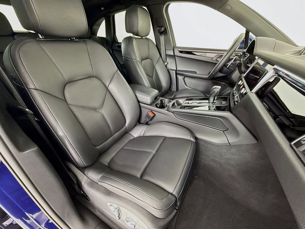 Certified 2025 Porsche Macan image 30