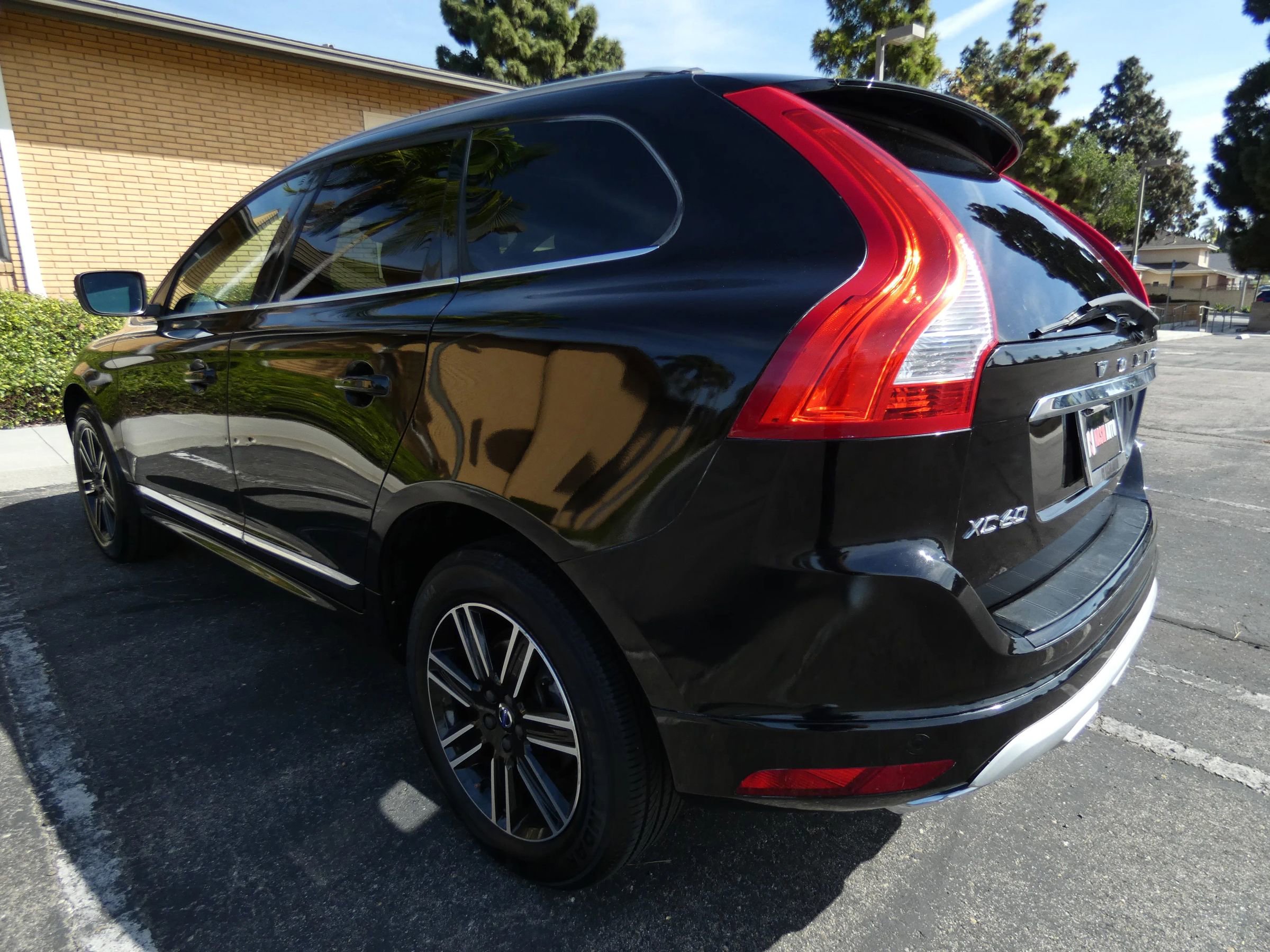 Used 2017 Volvo XC60 T5 Dynamic w/ Preferred Option Package image 12
