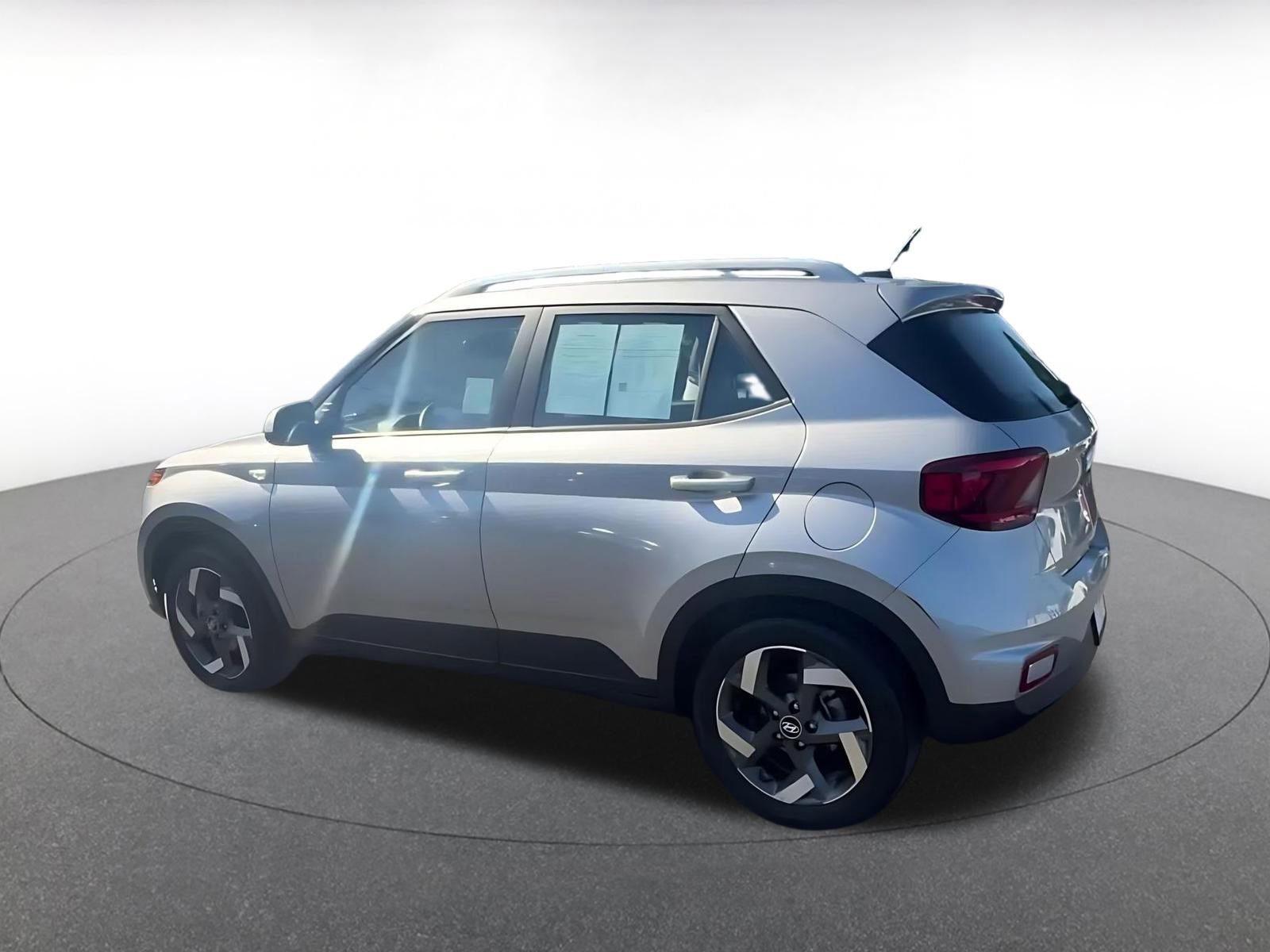 Used 2025 Hyundai Venue SEL FWD image 10