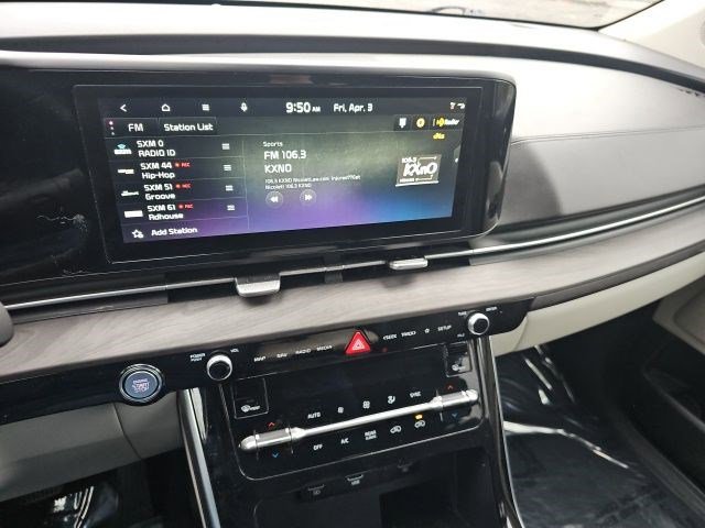 Used 2024 Kia Carnival EX image 21