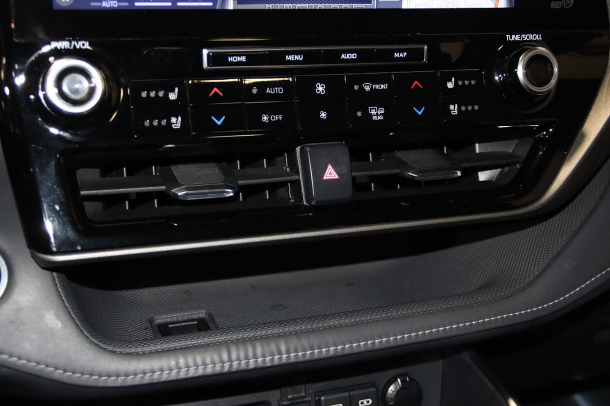 Used 2021 Toyota Highlander Limited image 46
