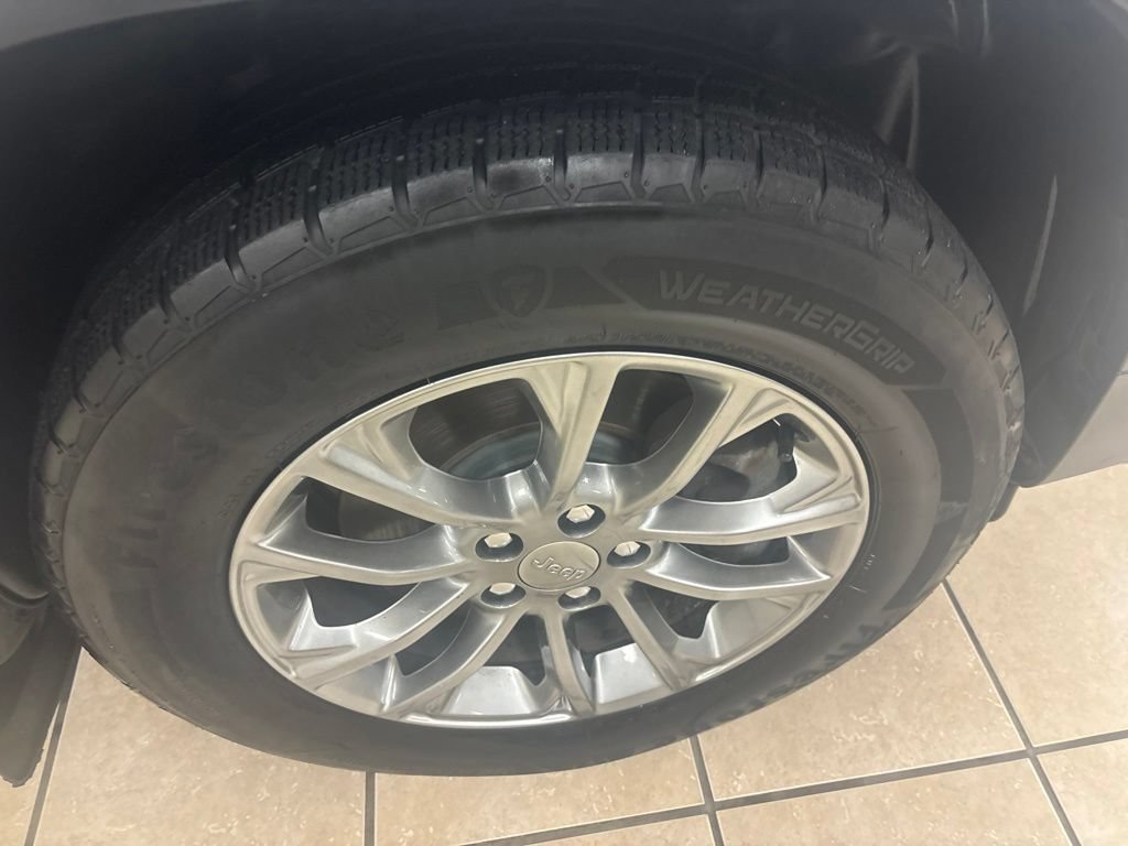 Used 2020 Jeep Cherokee Latitude Plus w/ Cold Weather Group AWD/4WD image 32