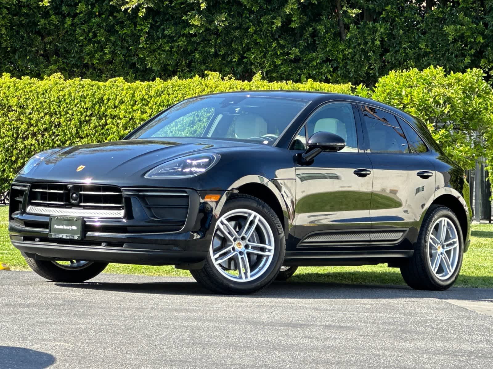 Certified 2025 Porsche Macan AWD/4WD image 1