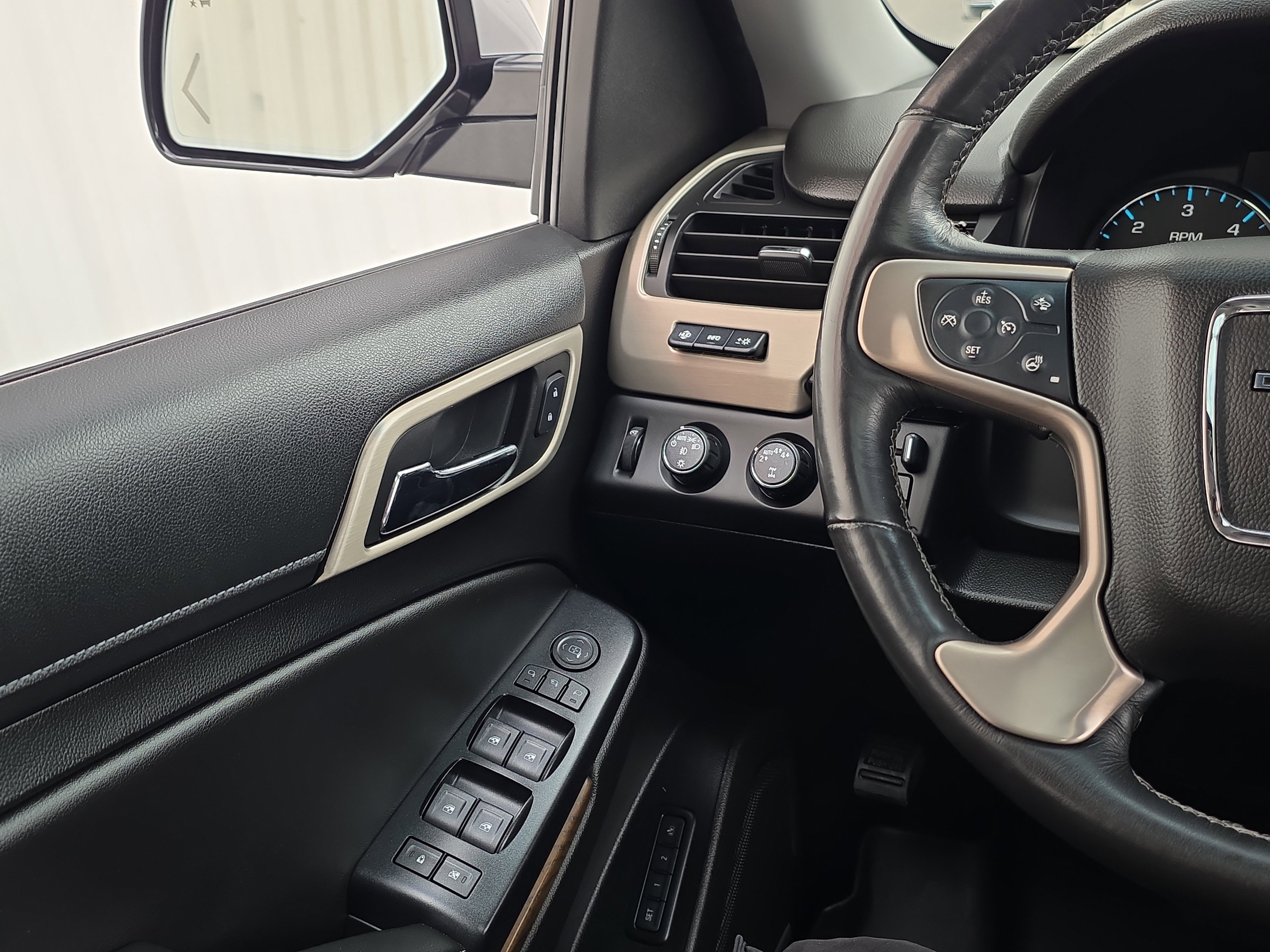 Used 2018 GMC Yukon Denali w/ Open Road Package AWD/4WD image 29