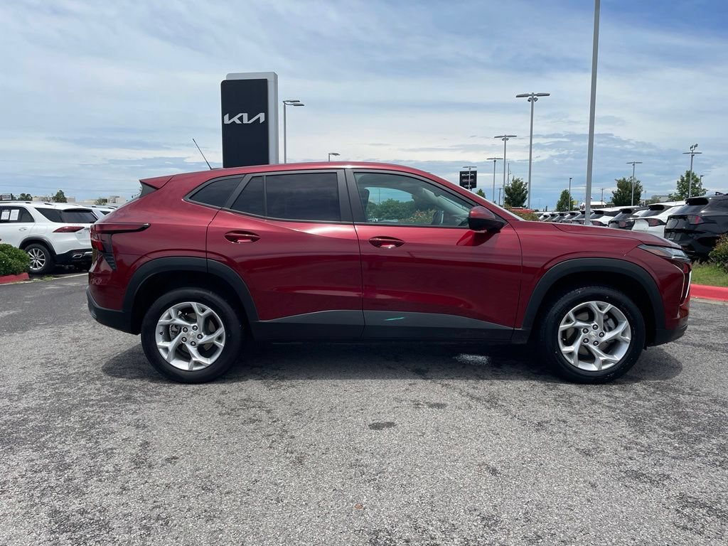 Used 2025 Chevrolet Trax LS w/ LS Convenience Package FWD image 8