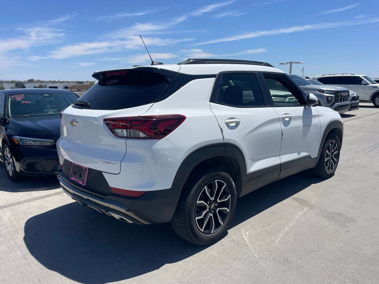 Used 2022 Chevrolet TrailBlazer ACTIV w/ Technology Package FWD image 2