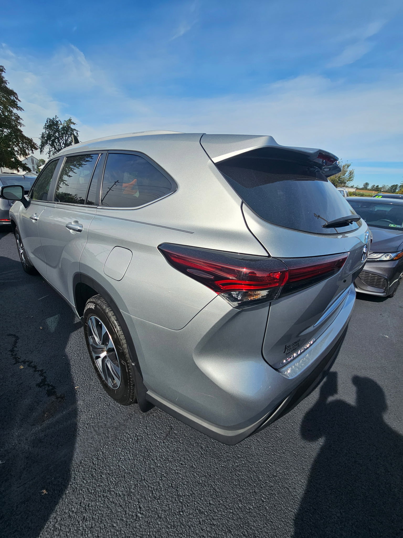 Used 2024 Toyota Highlander XLE image 3