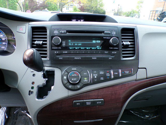Used 2013 Toyota Sienna XLE FWD image 14