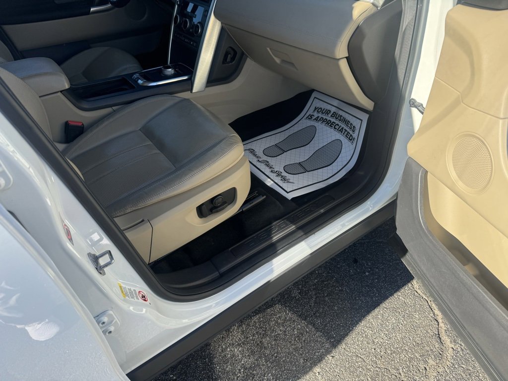 Used 2016 Land Rover Discovery Sport HSE image 12