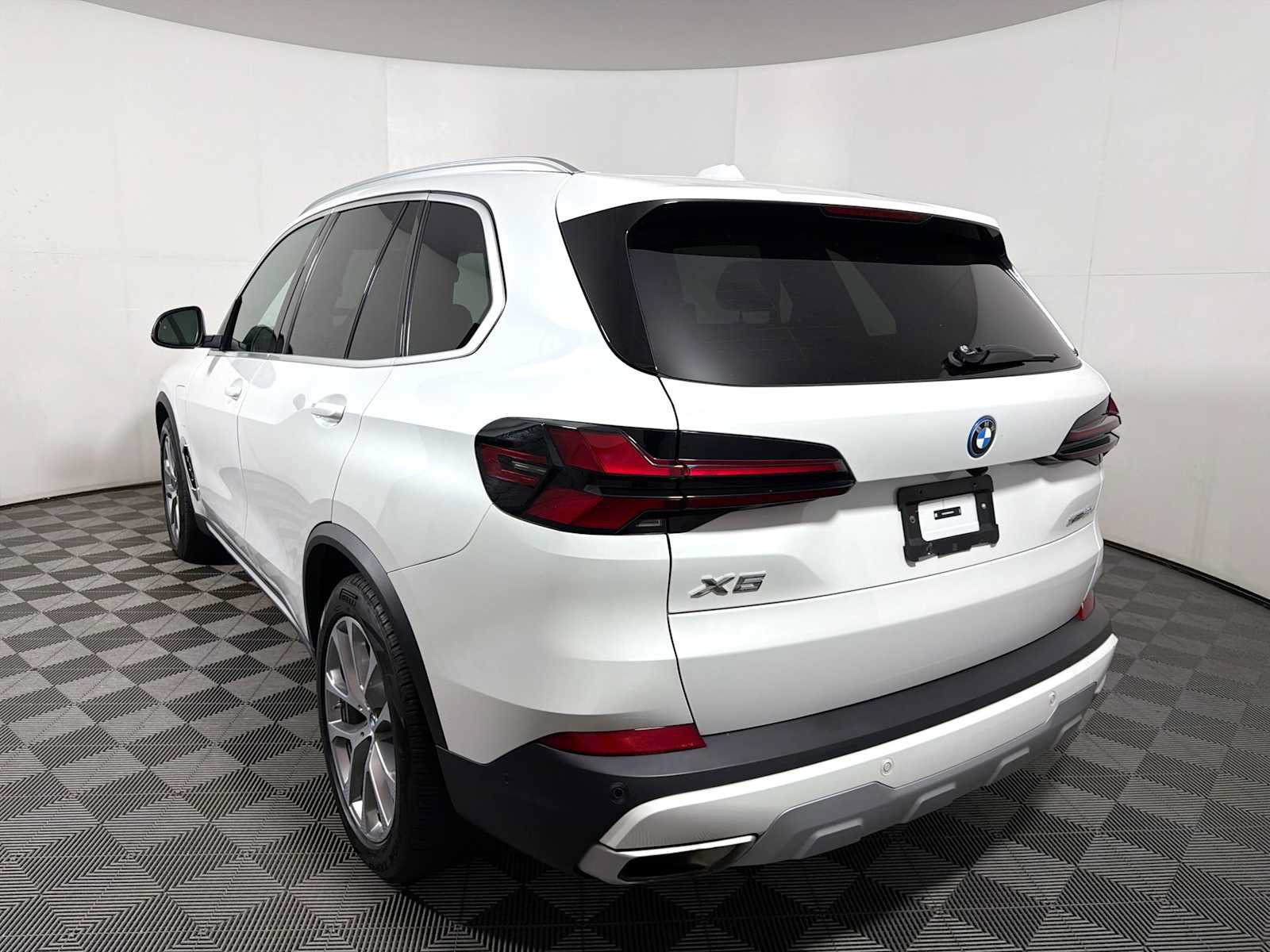Used 2024 BMW X5 xDrive50e w/ Parking Assistance Package AWD/4WD image 5