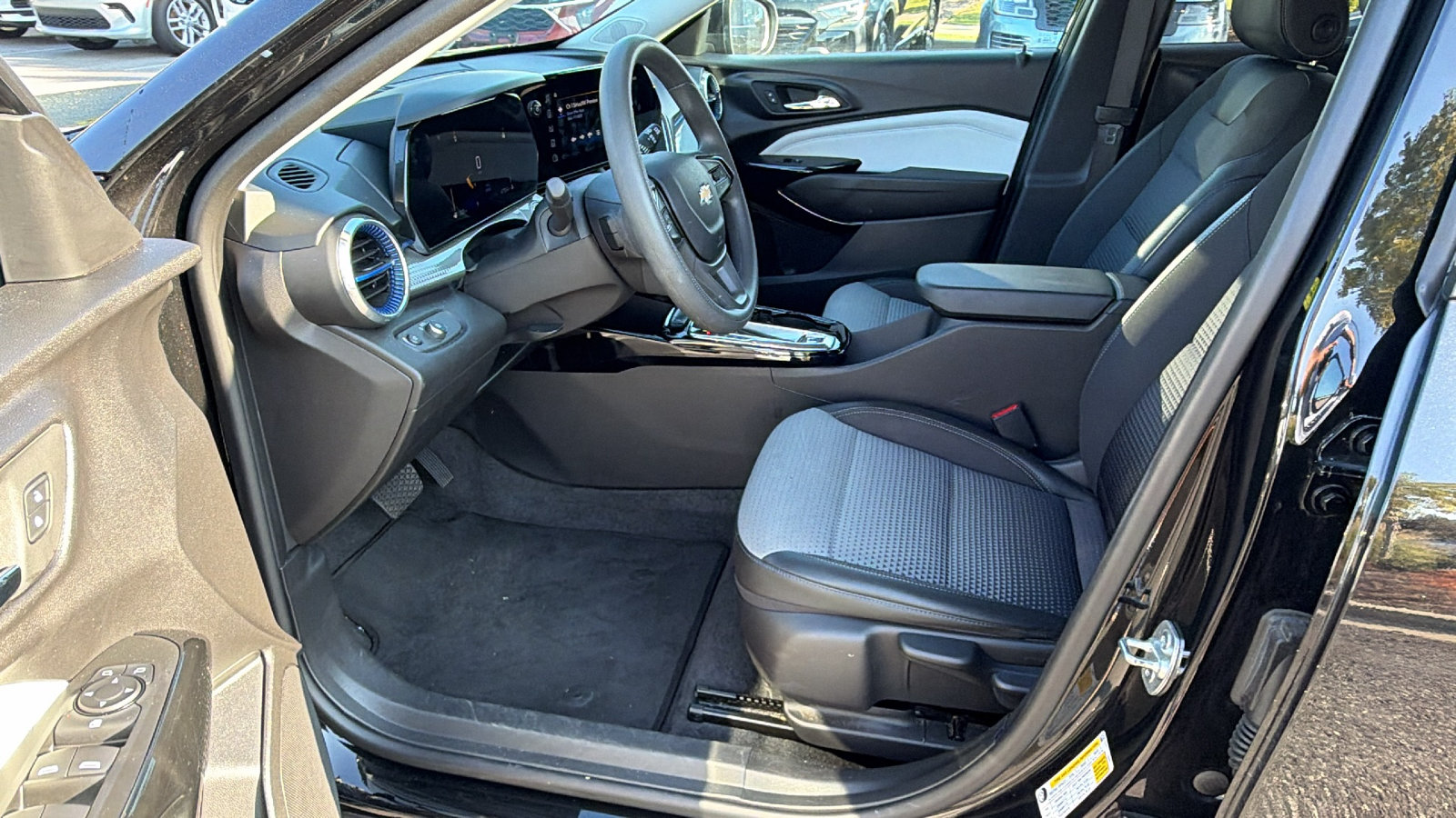 Used 2025 Chevrolet Trax LT FWD image 16