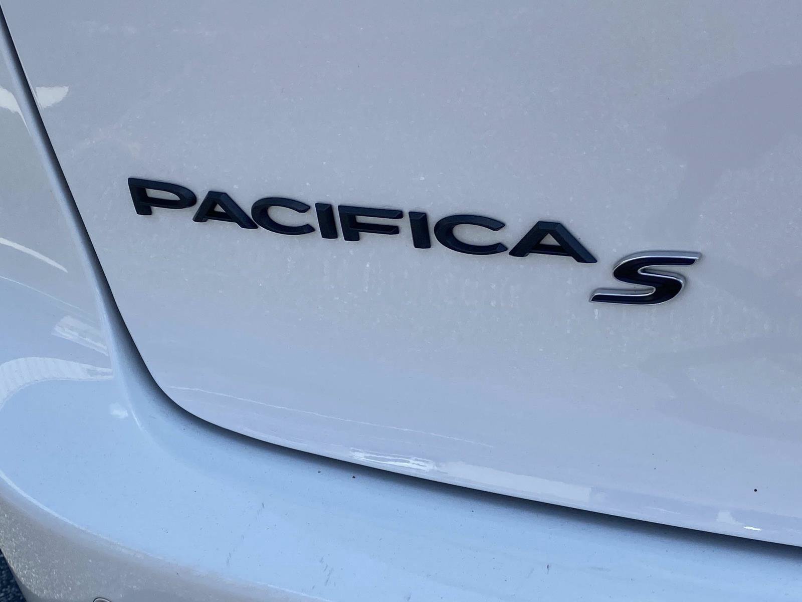 Used 2025 Chrysler Pacifica Limited FWD image 5