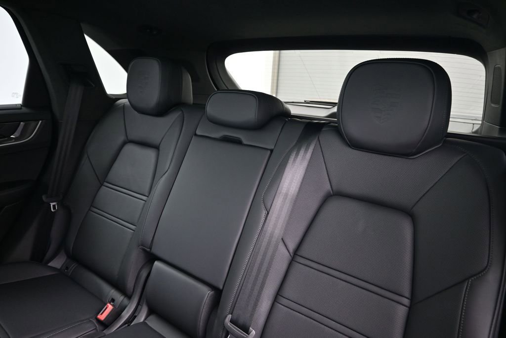 Used 2025 Porsche Cayenne Turbo AWD/4WD image 6