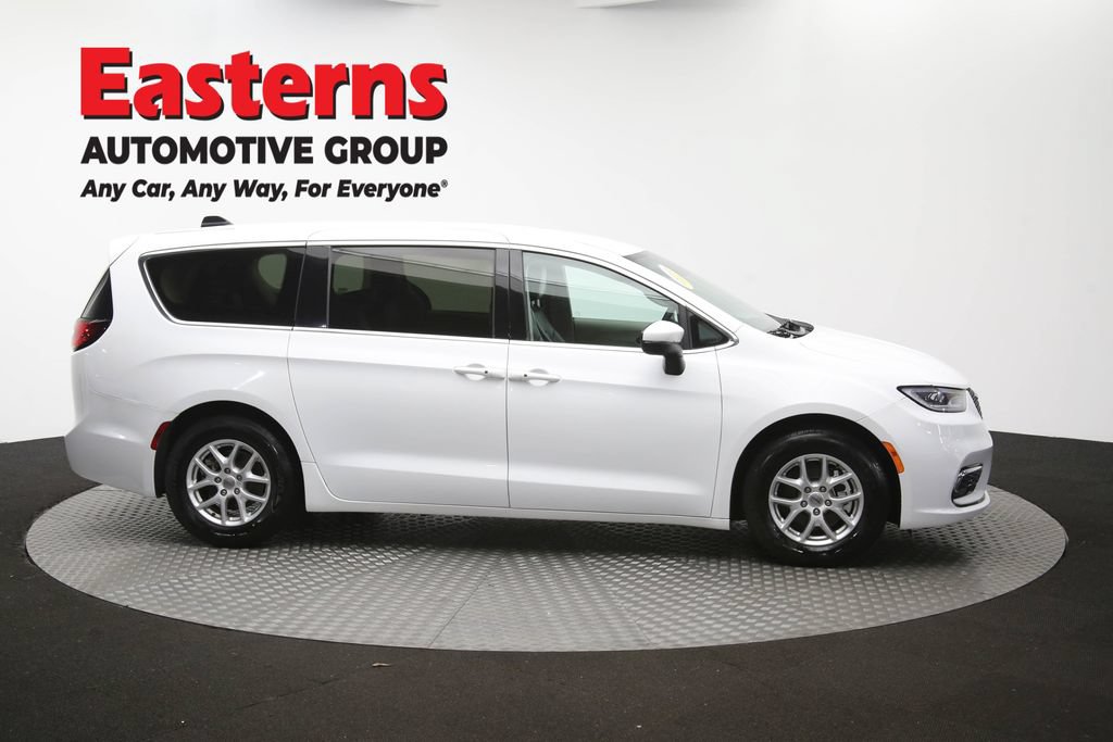 Used 2023 Chrysler Pacifica Touring-L FWD image 47
