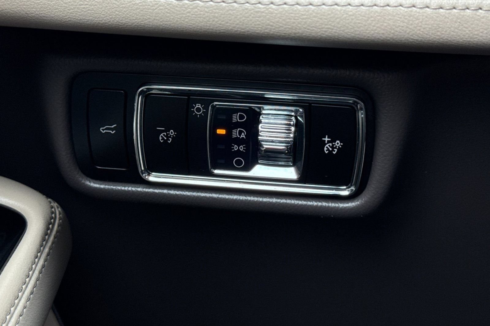 Used 2023 Lincoln Aviator 2WD w/ Premium Package image 38
