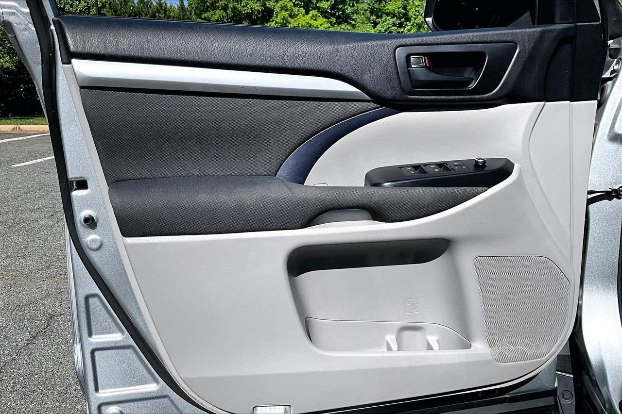 Used 2019 Toyota Highlander LE w/ Protection Package #3 image 26