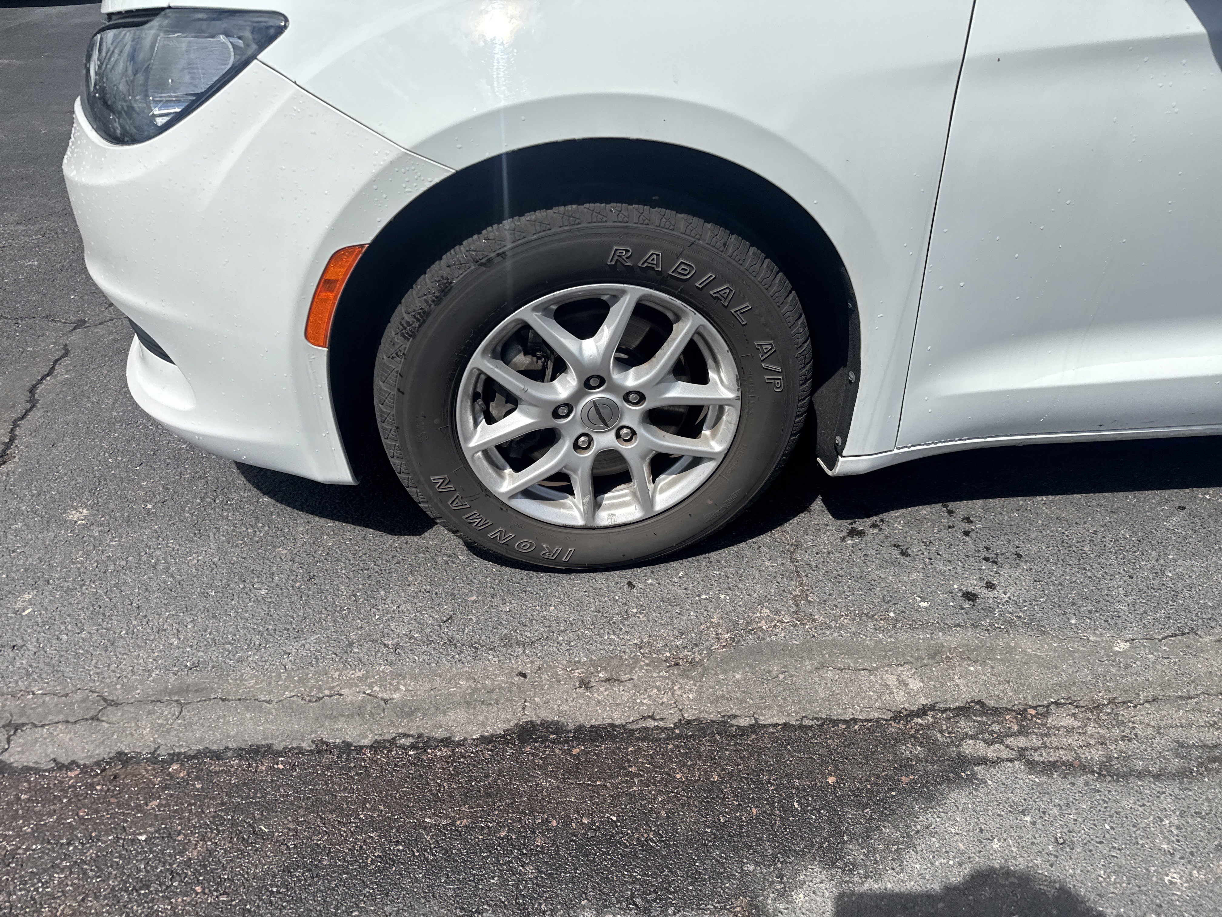 Used 2023 Chrysler Voyager LX image 11