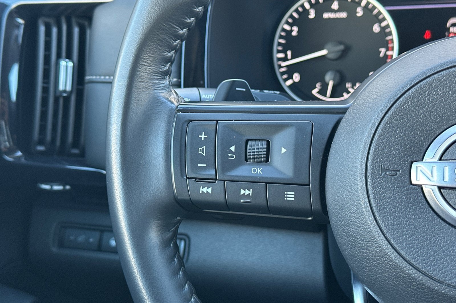 Certified 2024 Nissan Pathfinder SV image 28