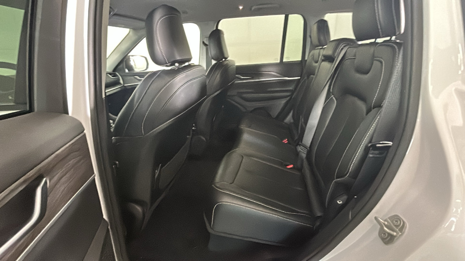 Used 2023 Jeep Grand Cherokee Limited AWD/4WD image 31
