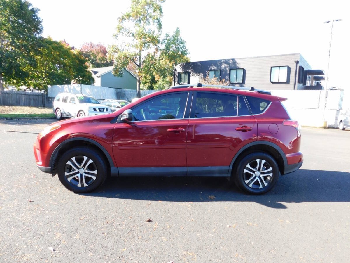 Used 2018 Toyota RAV4 LE w/ Carpet Mat Package FWD image 20