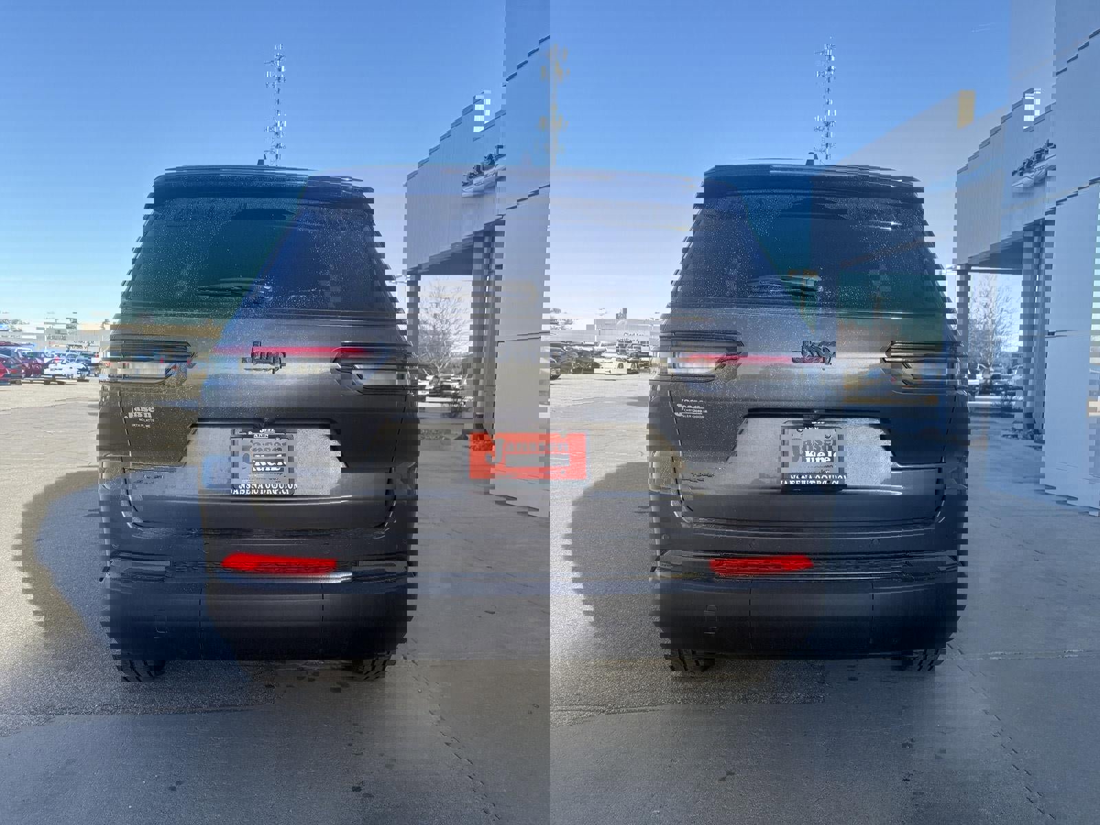 Used 2023 Jeep Grand Cherokee Limited image 3