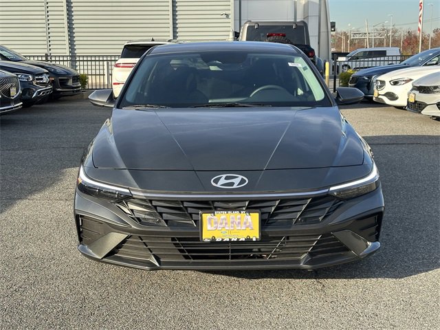 Used 2025 Hyundai Elantra SE image 2
