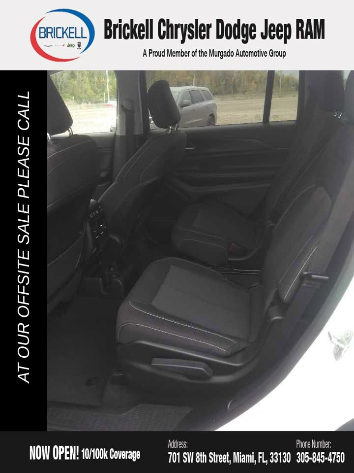 Used 2023 Jeep Grand Cherokee L Laredo RWD image 5