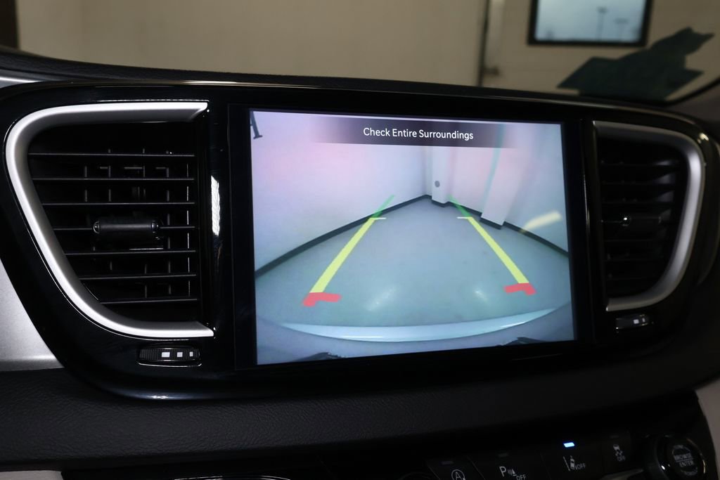 Used 2024 Chrysler Pacifica Touring-L image 33