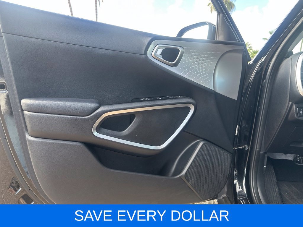 Used 2023 Kia Soul LX w/ Option Group 015 FWD image 6