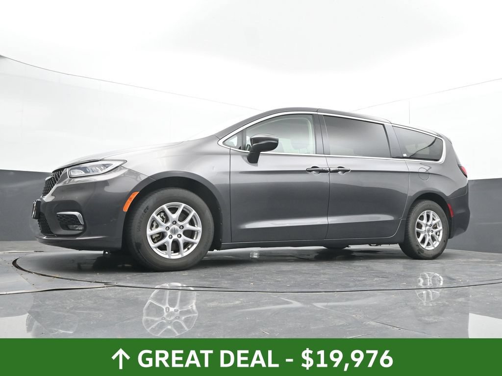 Used 2023 Chrysler Pacifica Touring-L FWD image 46