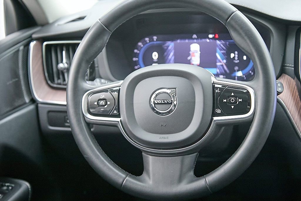 Used 2023 Volvo XC60 B6 Ultimate w/ Protection Package Premier image 25