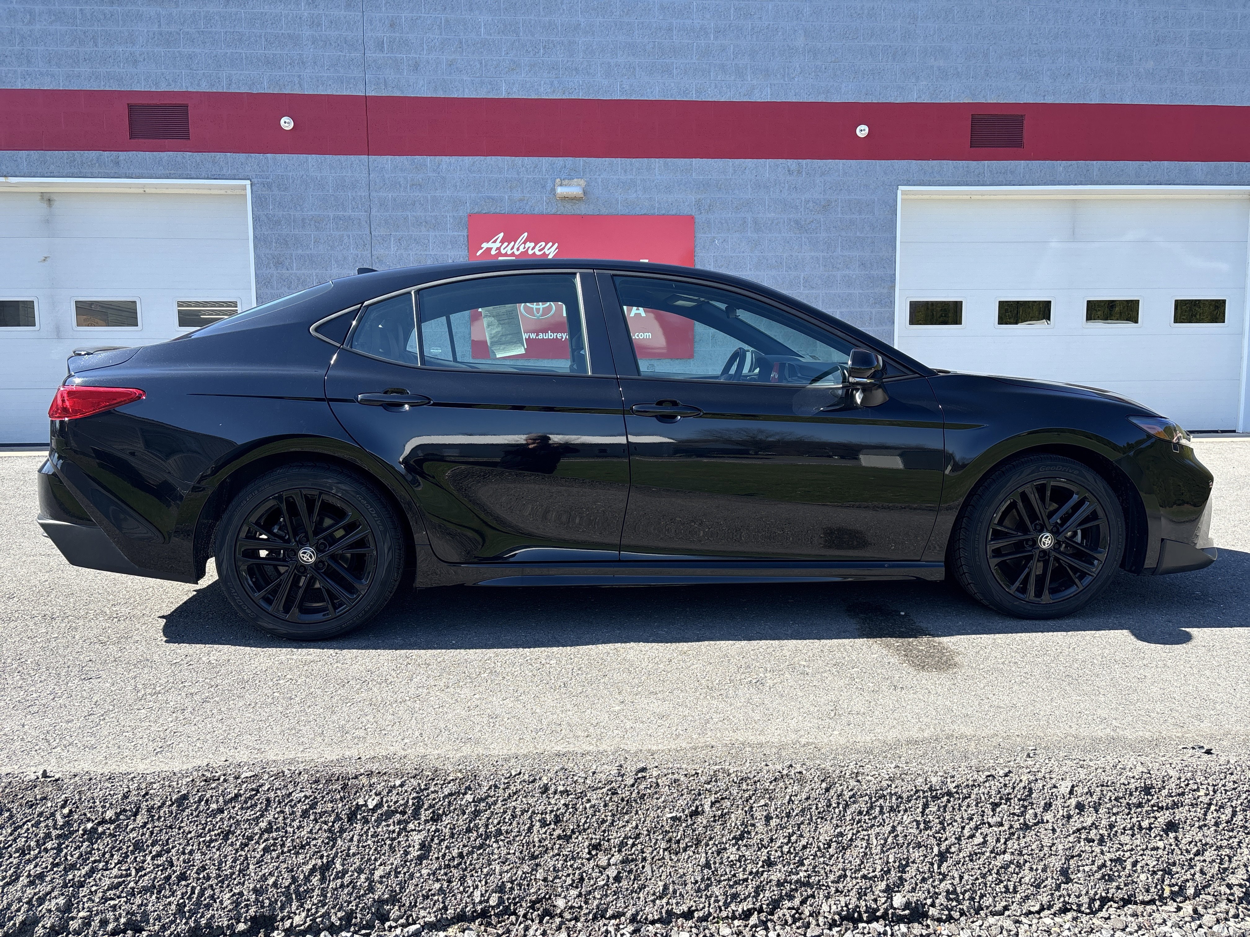Used 2025 Toyota Camry SE image 2