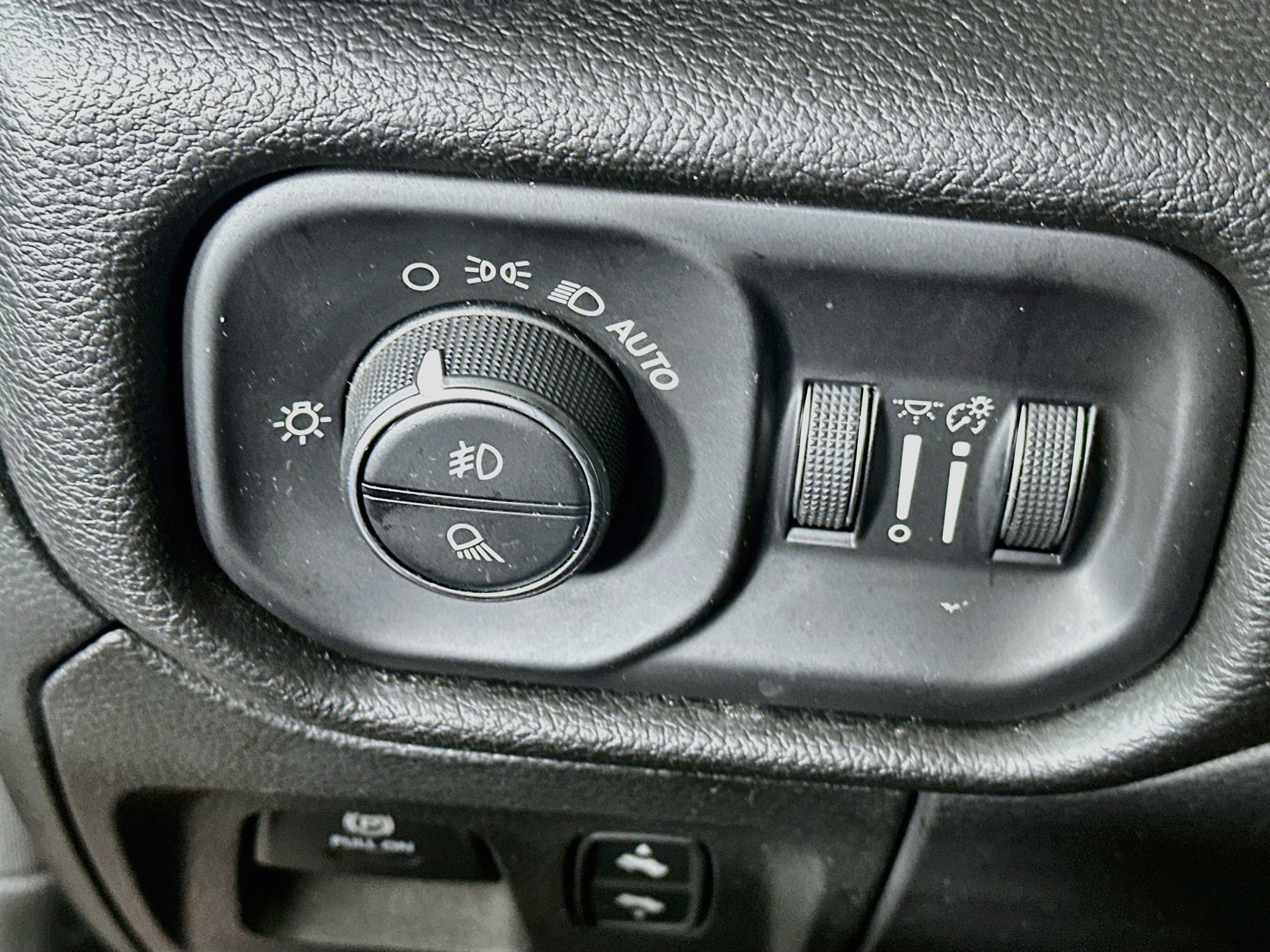 Used 2023 RAM 1500 Laramie AWD/4WD image 16