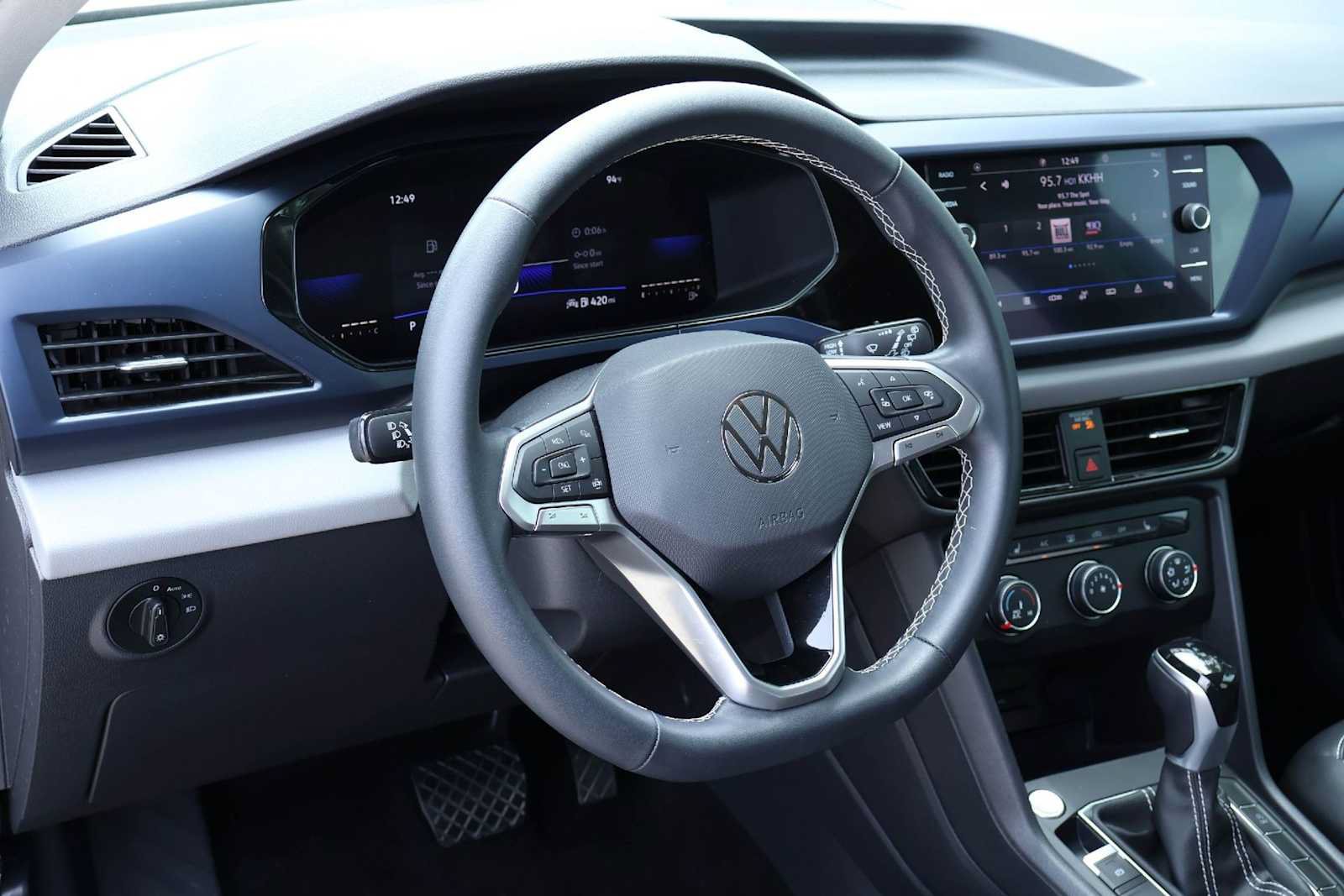 Used 2022 Volkswagen Taos SE FWD image 2