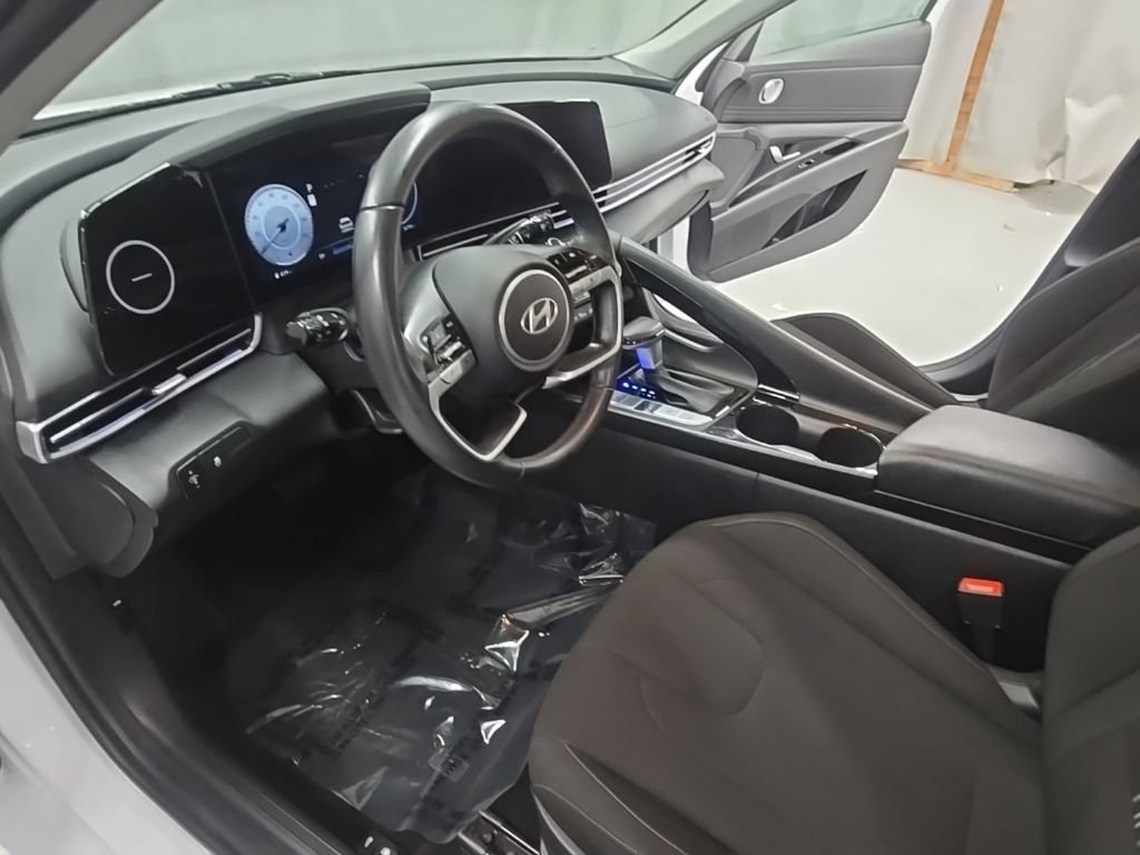 Used 2025 Hyundai Elantra SEL FWD image 15