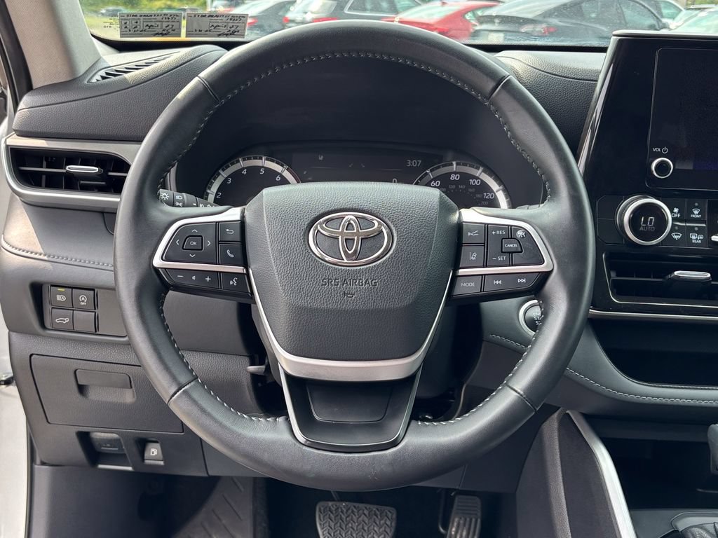Used 2025 Toyota Highlander LE FWD image 26