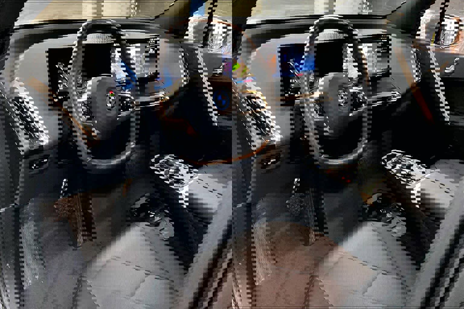 Used 2023 BMW iX xDrive50 image 16