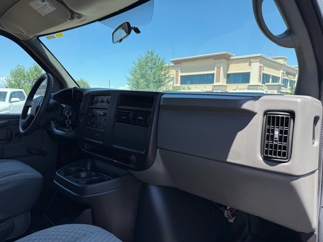 Used 2007 Chevrolet Express 1500 Passenger RWD image 21