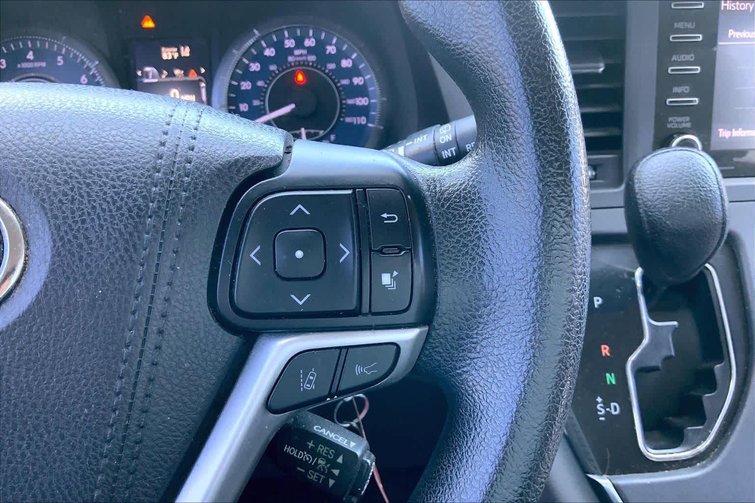Used 2018 Toyota Sienna LE w/ Carpet Mat Package FWD image 24