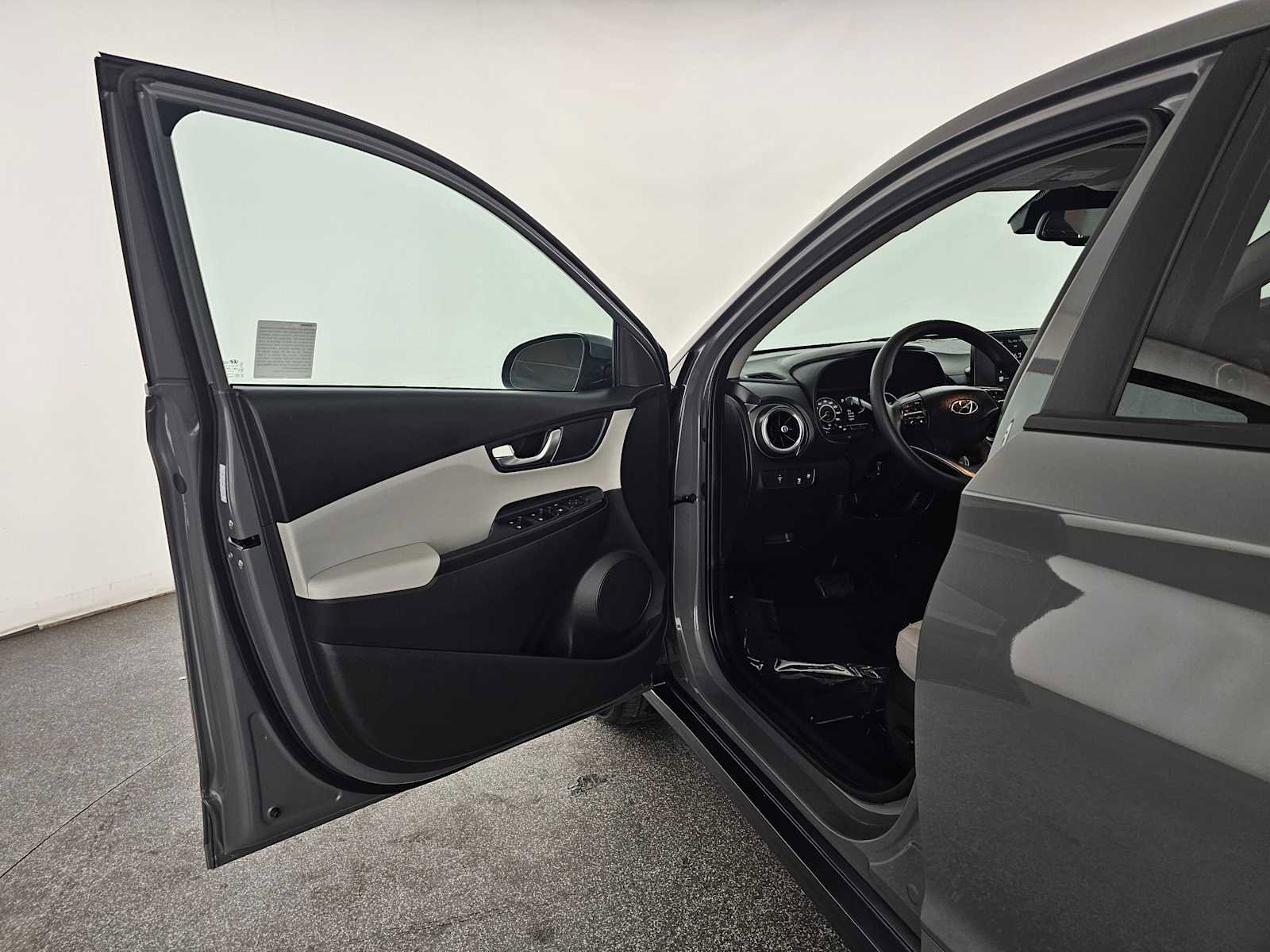 Used 2023 Hyundai Kona SE image 19