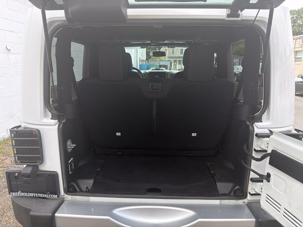 Used 2018 Jeep Wrangler Sahara w/ Connectivity Group AWD/4WD image 12