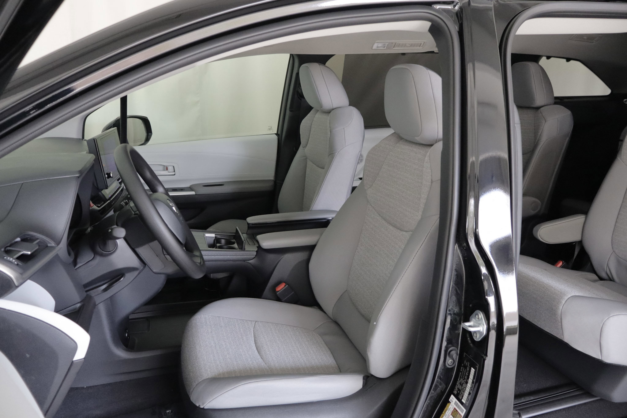 Used 2026 Toyota Sienna LE image 7