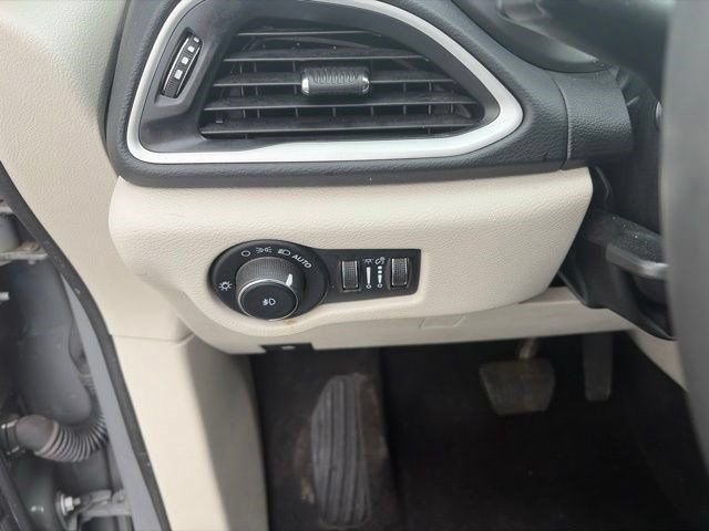 Used 2023 Chrysler Pacifica Touring-L FWD image 17