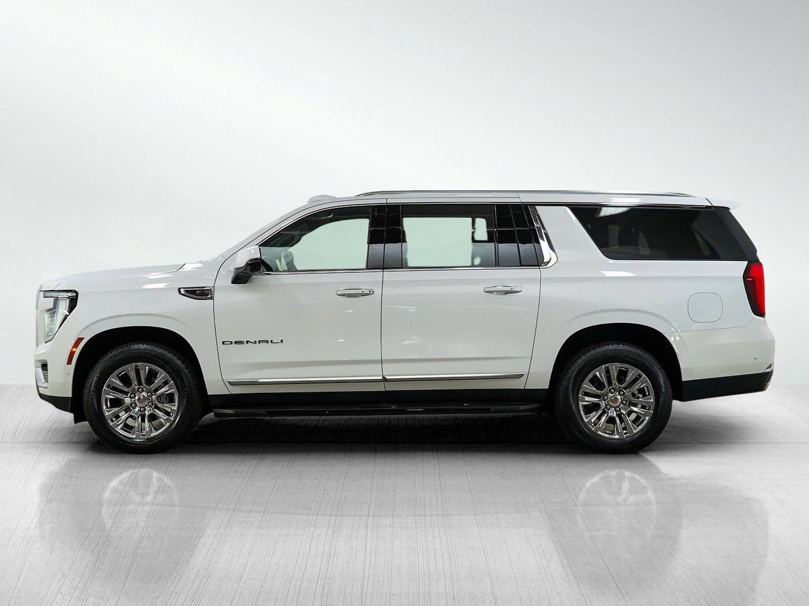 Used 2025 GMC Yukon XL Denali image 2
