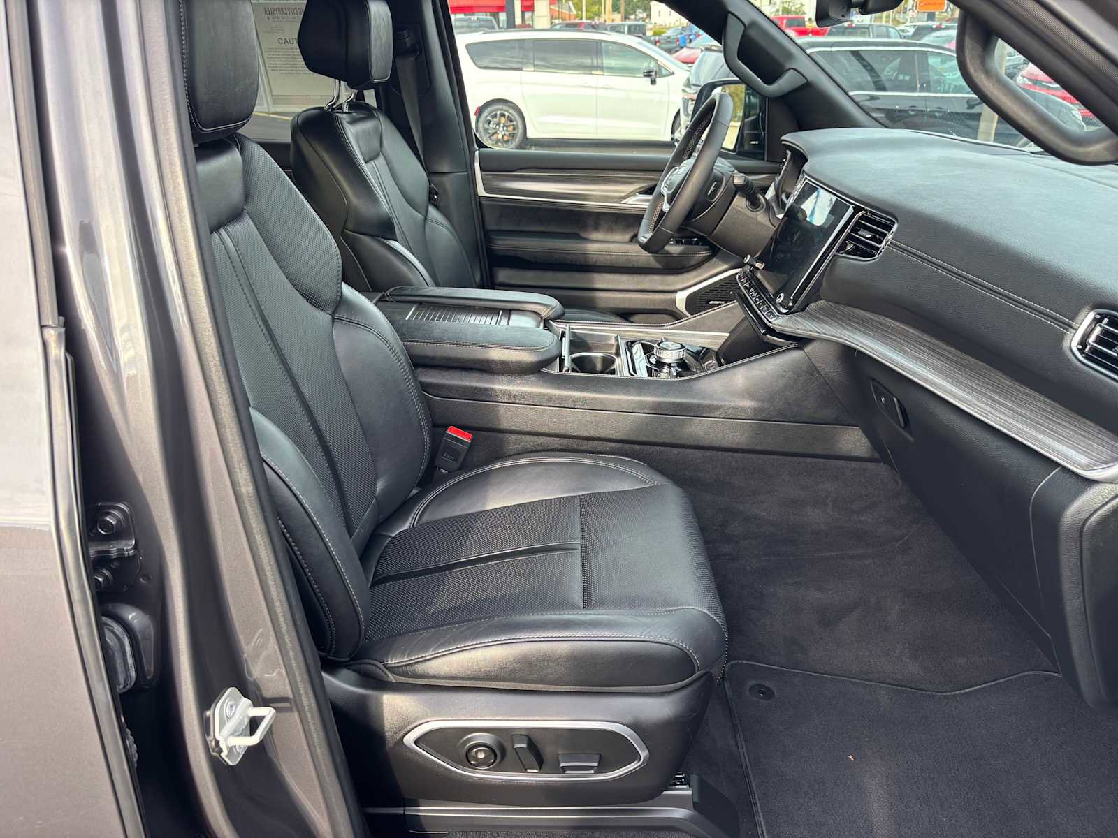 Certified 2024 Jeep Wagoneer L Series III w/ Flexible Seating Group image 18